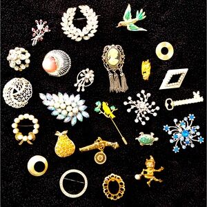 Lot of 24 Vintage Beautiful Brooches/Pins